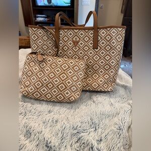 ✨✨NWT Guess Vikky Straw Tote Set✨✨